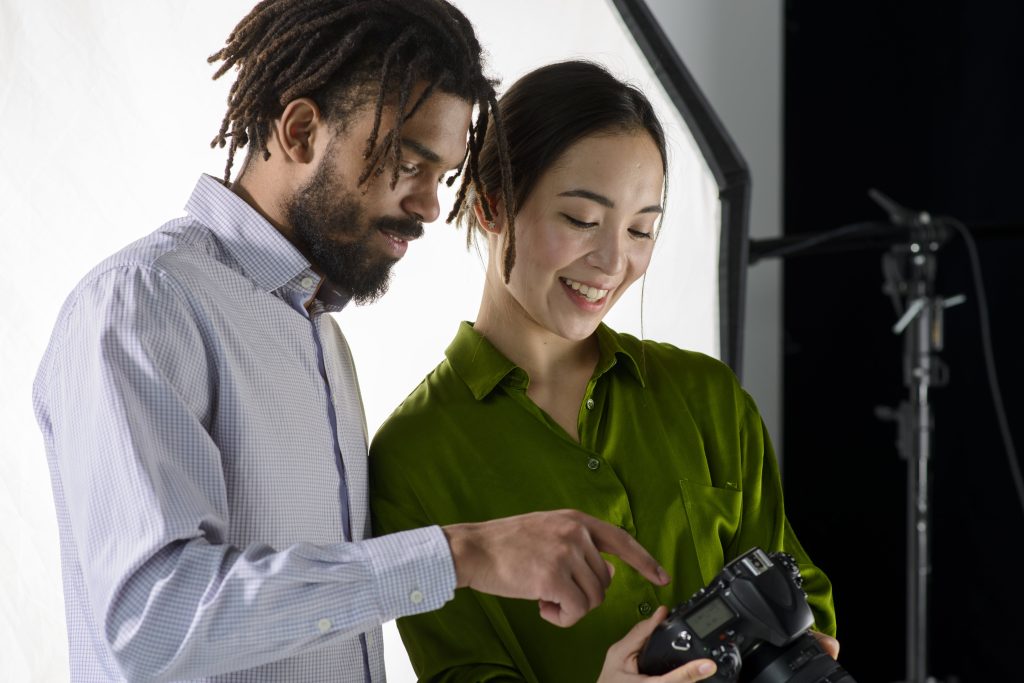 Bisnis Industri Media: Digital Content Broadcasting